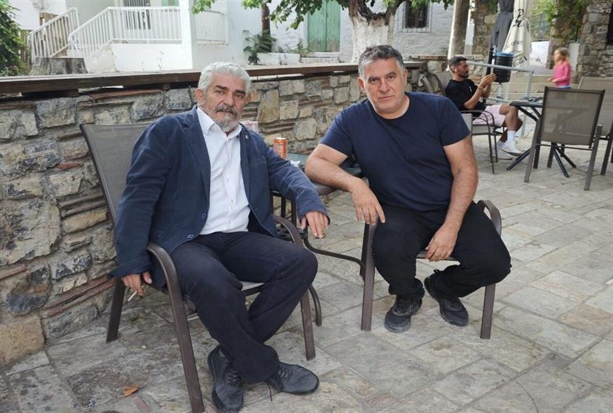 Ο λογοτέχνης και ιστορικός ερευνητής Γιώργος Πύργαρης στην πλατεία της Καλλιθέας αποκαλύπτει στον υπογράφοντα τις αποκαλύψεις του από τα Γ.Α.Κ. για το ολοκαύτωμα στο Μαυρομάτι