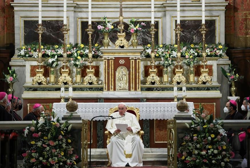 Ο Πάπας Φραγκίσκος στον Καθεδρικό Ναό του Αγίου Διονυσίου του Αρεοπαγίτου των Καθολικών (AP)