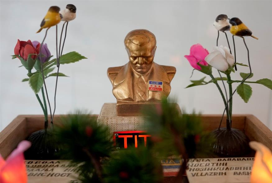 Προτομή του άλλοτε Γιουγκοσλάβου κομμουνιστή προέδρου Josip Broz Tito (AP Photo/Darko Vojinovic)