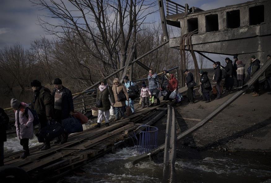 Ουκρανοί πολίτες εγκαταλείπουν το Ιρπίν (Associated Press)