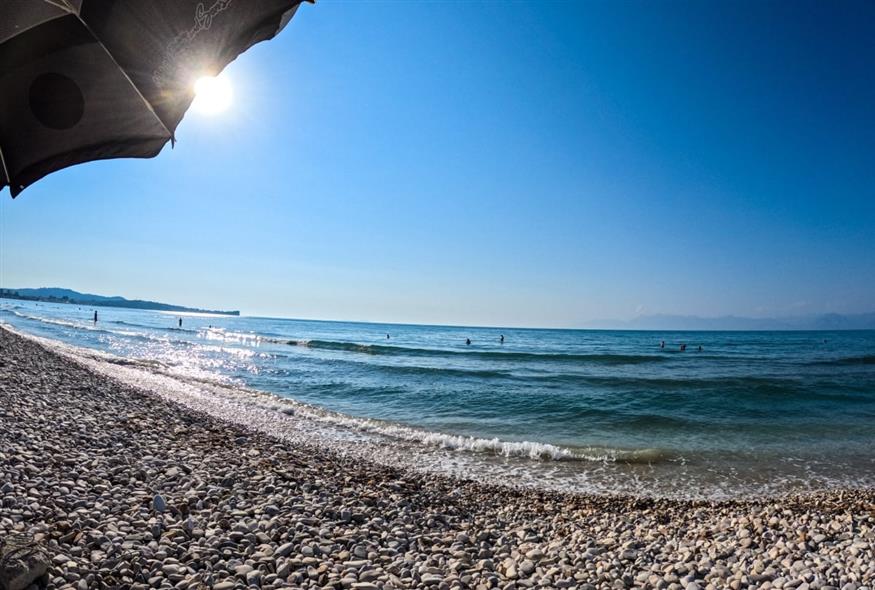 Στιγμιότυπο από την παραλία της Αχαράβης στην Κέρκυρα. (ΚΟΝΤΑΡΙΝΗΣ ΓΙΩΡΓΟΣ/EUROKINISSI)