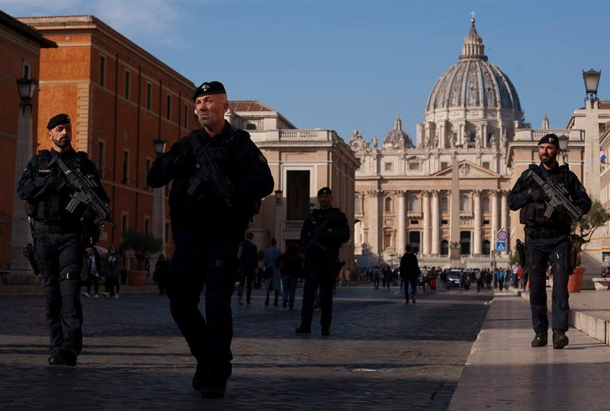 Αστυνομικοί στην Ιταλία (AP Photo/Domenico Stinellis)