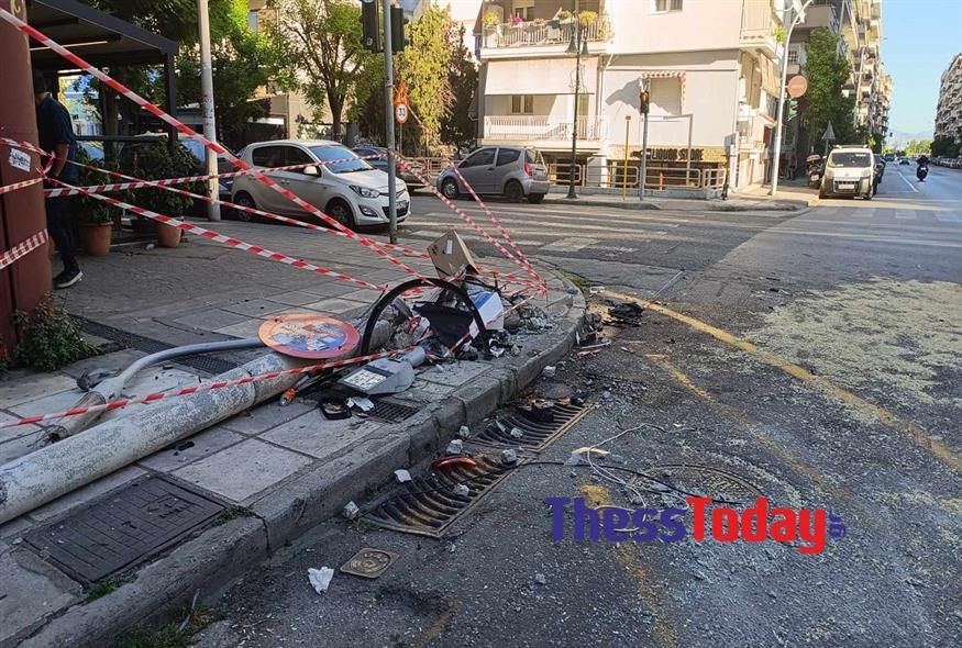 Θεσσαλονίκη: Αυτοκίνητο «καρφώθηκε» σε κολώνα (thesstoday.gr)
