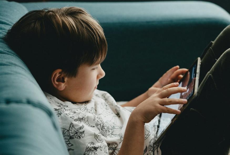 Παιδιά και ατέρμονο scrolling (UNPLASH) Παιδιά και ατέρμονο scrolling (UNPLASH)