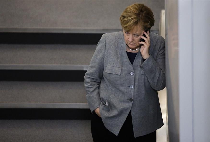 Σε πολύ δύσκολη θέση ήρθε η πρώην καγκελάριος της Γερμανίας, Άνγκελα Μέρκελ (φωτογραφία αρχείου / Associated Press)