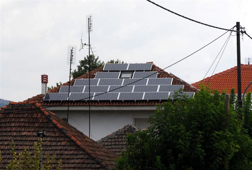 Φωτοβολταϊκά σε στέγη σπιτιού (EUROKINISSI/ΘΑΝΑΣΗΣ ΚΑΛΛΙΑΡΑΣ)