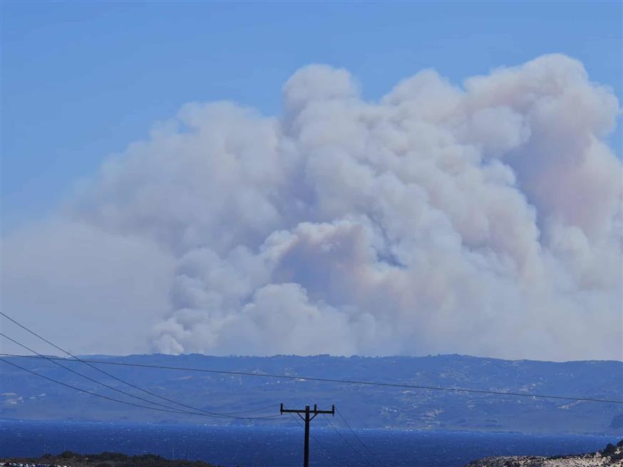 Η φωτιά στα Κύθηρα, όπως φαίνεται από τη Νεάπολη Λακωνίας