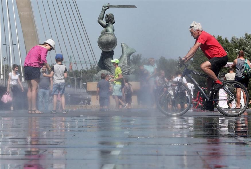 Καύσωνας, Πολωνία (AP Photo/Czarek Sokolowski) Καύσωνας, Πολωνία (AP Photo/Czarek Sokolowski)
