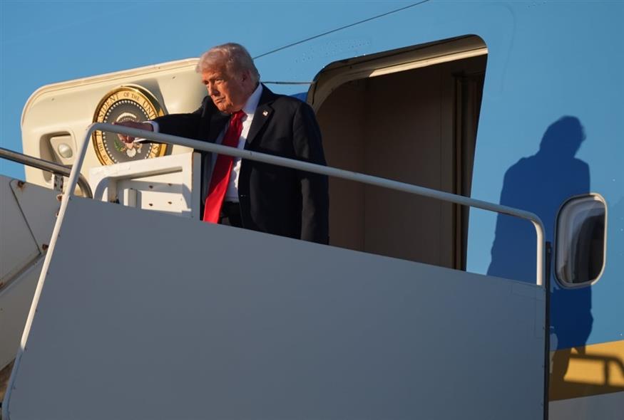 Ο Ντόναλντ Τραμπ έφτασε στην Αίγυπτο (AP Photo/Evan Vucci)