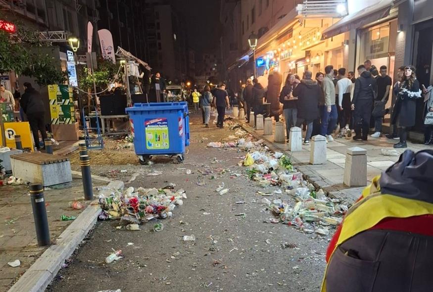(Σκουπίδια στη Θεσσαλονίκη μετά την Τσικνοπέμπτη/thestival.gr)