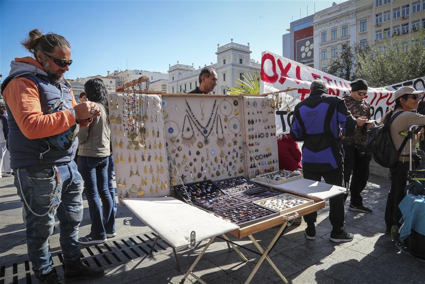 Παλαιότερη εκδήλωση διαμαρτυρίας των χειροτεχνών έξω από το δημαρχείο της Αθήνας (Copyright: Eurokinissi/Βασίλης Ρεμπάπης)