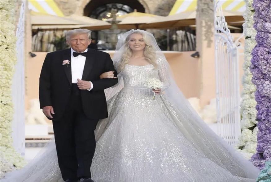 Ο Ντόναλντ Τραμπ με την κόρη του Τίφανι ντυμένη νύφη