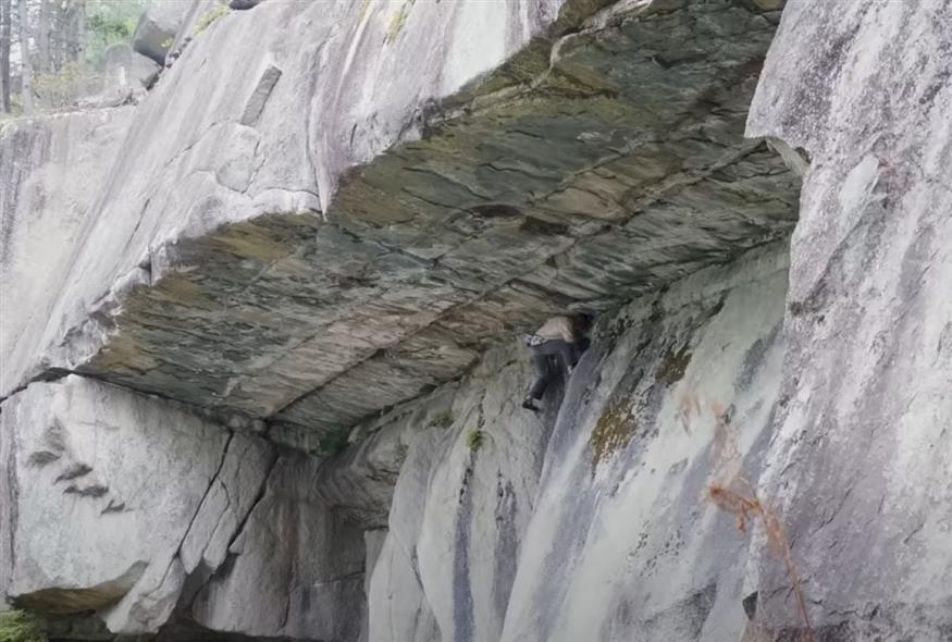 Παράτολμος ορειβάτης σκαρφαλώνει σε εξαιρετικά απόκρημνο βουνό/youtube