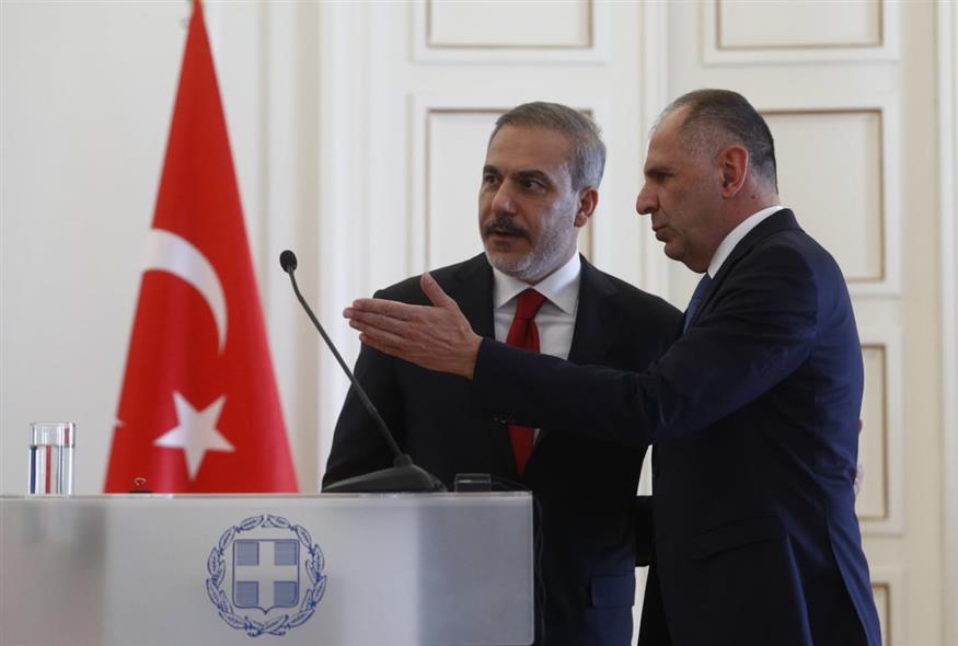 Γιώργος Γεραπετρίτης και Χακάν Φιντάν (ΣΩΤΗΡΗΣ ΔΗΜΗΤΡΟΠΟΥΛΟΣ/EUROKINISSI)