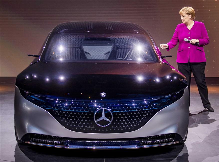 Η Άνγκελα Μέρκελ «παρουσιάζει» ηλεκτρικό αυτοκίνητο της Mercedes καθώς η Γερμανία στρέφεται στην «βιώσιμη ανάπτυξη» (AP Photo/Michael Probst)