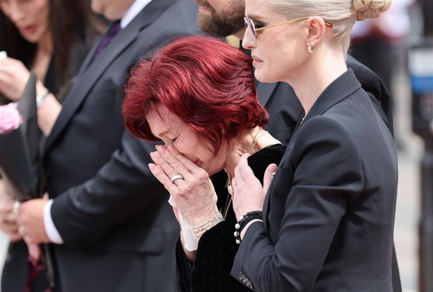 Η Σάρον στο Μπέρμπιγχαμ για το τελευταίο «αντίο» στον Ozzy Osbourne (X)