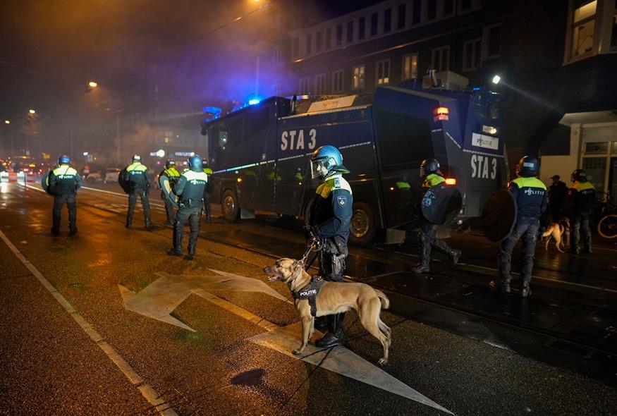 Αστυνομικοί στο Άμστερνταμ (AP Photo/Peter Dejong)