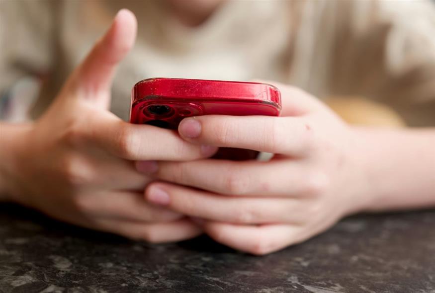 Παιδιά και ατέρμονο scrolling (UNPLASH) Παιδιά και ατέρμονο scrolling (UNPLASH)