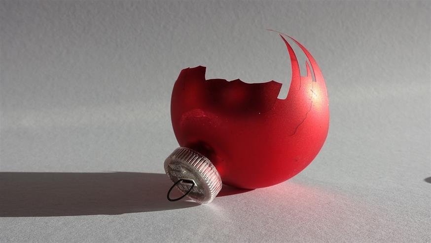 Μια χριστουγεννιάτικη μπάλα που έσπασε νωρίς, αλλά η γιορτή συνεχίζεται... (pixabay)