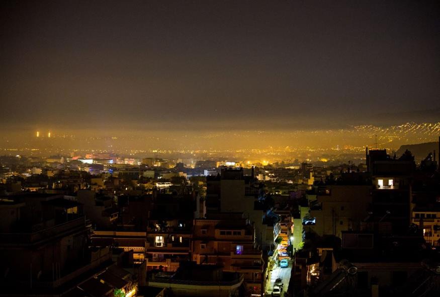 Στιγμιότυπο από νύχτα με αιθαλομίχλη στην Αττική/Eurokinissi