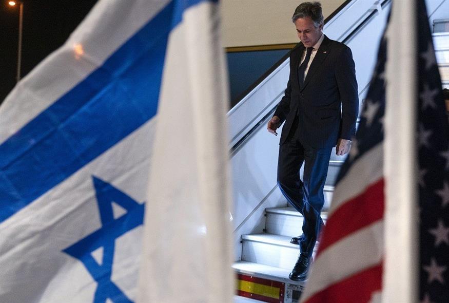 Ο αμερικανός ΥΠΕΞ, Άντονι Μπλίνκεν, κατά την άφιξή του στο αεροδρόμιο του Τελ Αβίβ (Associted Press)