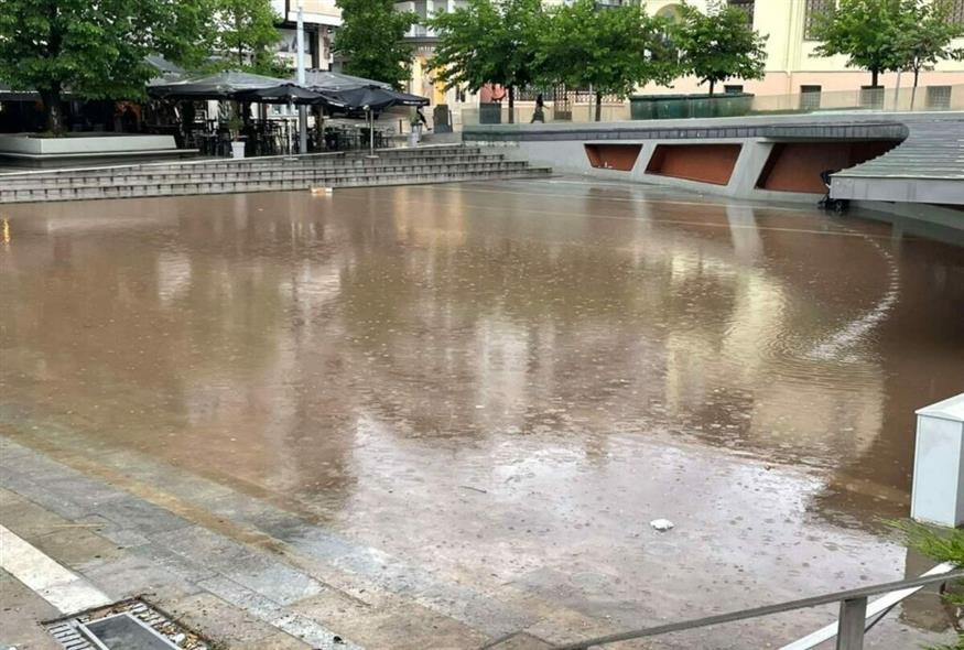 Η πλημμυρισμένη πλατεία της Κοζάνης / Kozanimedia
