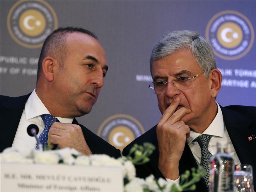 Ο Βολκάν Μποζκίρ (στα δεξιά) με τον Τούρκο ΥΠΕΞ Μεβλούτ Τσαβούσογλου (AP Images)