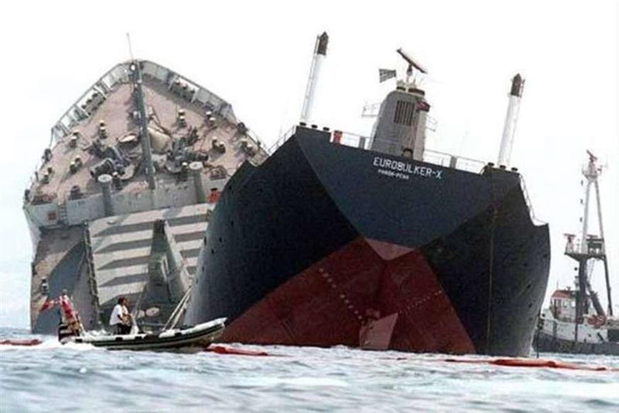 To Εurobalker X έχοντας σπάσει στα δύο και είναι έτοιμο να βυθιστεί