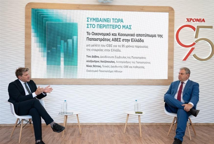 Φωτογραφία 3: (από αριστερά προς τα δεξιά) Ο Αλέξανδρος Χατζόπουλος, Αντιπρόεδρος της Παπαστράτος και ο Νίκος Βέττας, Γενικός Διευθυντής του ΙΟΒΕ και Καθηγητής στο Οικονομικό Πανεπιστήμιο Αθηνών