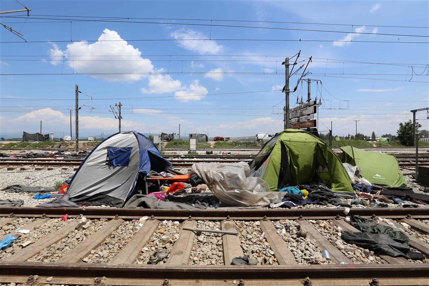 Σκηνές στη σιδηροδρομική γραμμή στην Ειδομένη (Copyright: Eurokinissi/Βασίλης Βερβερίδης)