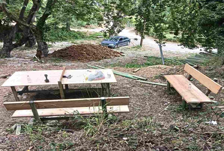 Τοποθετούνται παγκάκια και υπαίθρια τραπέζια Τοποθετούνται παγκάκια και υπαίθρια τραπέζια