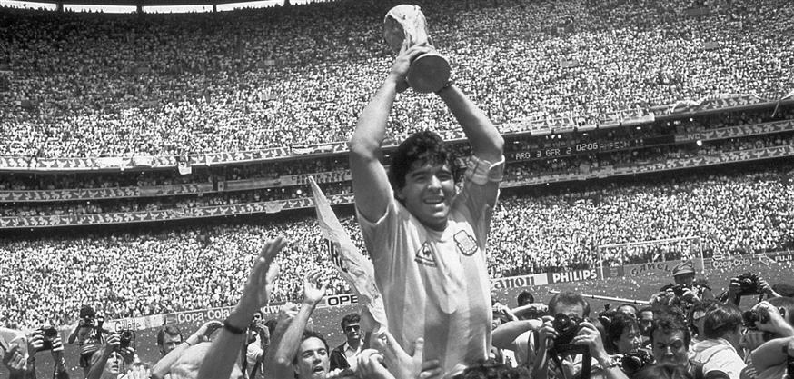 O «θεός του ποδοσφαίρου» Ντιέγκο Μαραντόνα έφυγε από τη ζωή (AP Photo/Carlo Fumagalli, File)