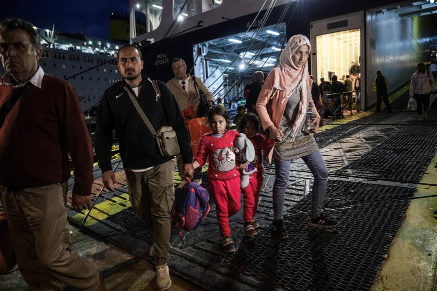 Πρόσφυγες στο λιμάνι του Πειραιά/Eurokinissi
