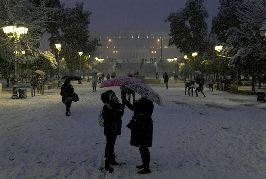 Στιγμιότυπο από χιονόπτωση στην Αθήνα/Ap Photos