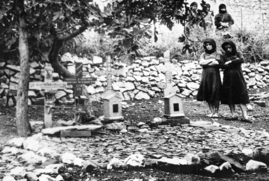 Τάφοι θυμάτων της σφαγής του Διστόμου (AP Photo)