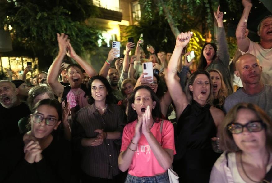 Ισραηλινοί παρακολουθούν τα πρώτα exit polls (AP Photo/Oded Balilty)