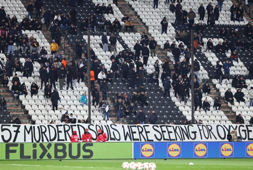 Σύνθημα για τα Τέμπη σε γήπεδο