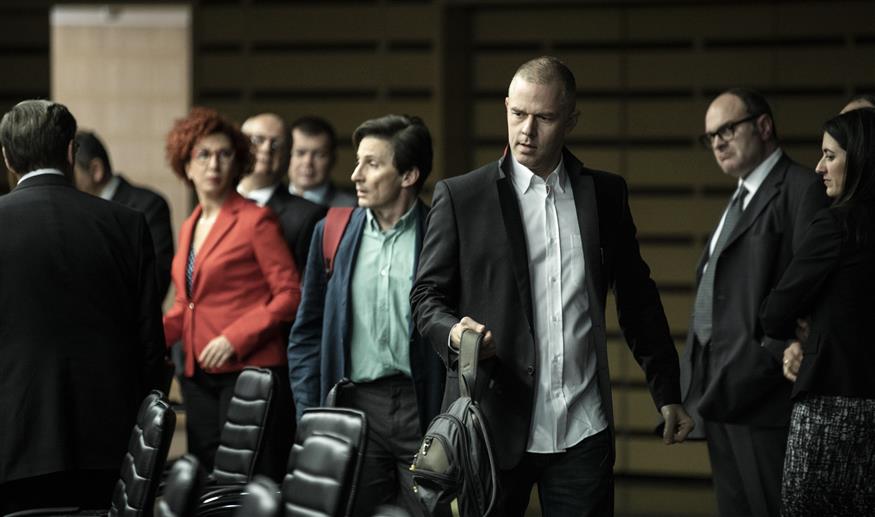 Ο Χρήστος Λούλης υποδύεται τον Γιάνη Βαρουφάκη στο «Ενήλικοι στην αίθουσα» του Κώστα Γαβρά