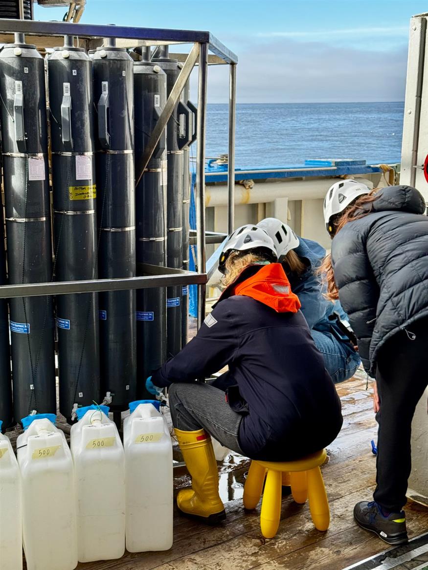 Δειγματοληψία με το όργανο CTD εξοπλισμένο με φιάλες Niskin σε προκαθορισμένα βάθη και συλλογή δειγμάτων νερού για περεταίρω αναλύσεις. © Μαρία Παπαδάτου Δειγματοληψία με το όργανο CTD εξοπλισμένο με φιάλες Niskin σε προκαθορισμένα βάθη και συλλογή δειγμάτων νερού για περεταίρω αναλύσεις. © Μαρία Παπαδάτου