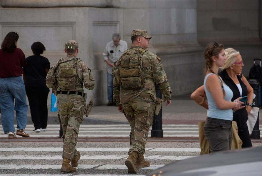 Στρατιώτες κυκλοφορούν με όπλα στην Ουάσινγκτον (AP)