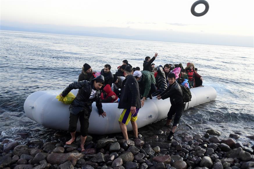 Πρόσφυγες και μετανάστες φτάνουν στις ακτές της Λέσβου (AP Photo/Michael Varaklas)