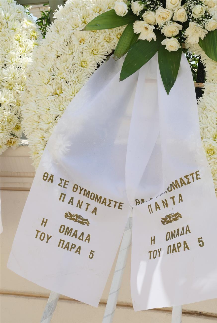 Το στεφάνι από την ομάδα του «Παρά Πέντε» (Copyright: NDP)