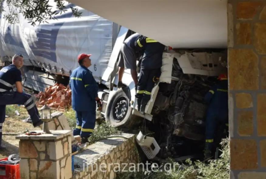 Φορτηγό έπεσε πάνω σε σπίτι