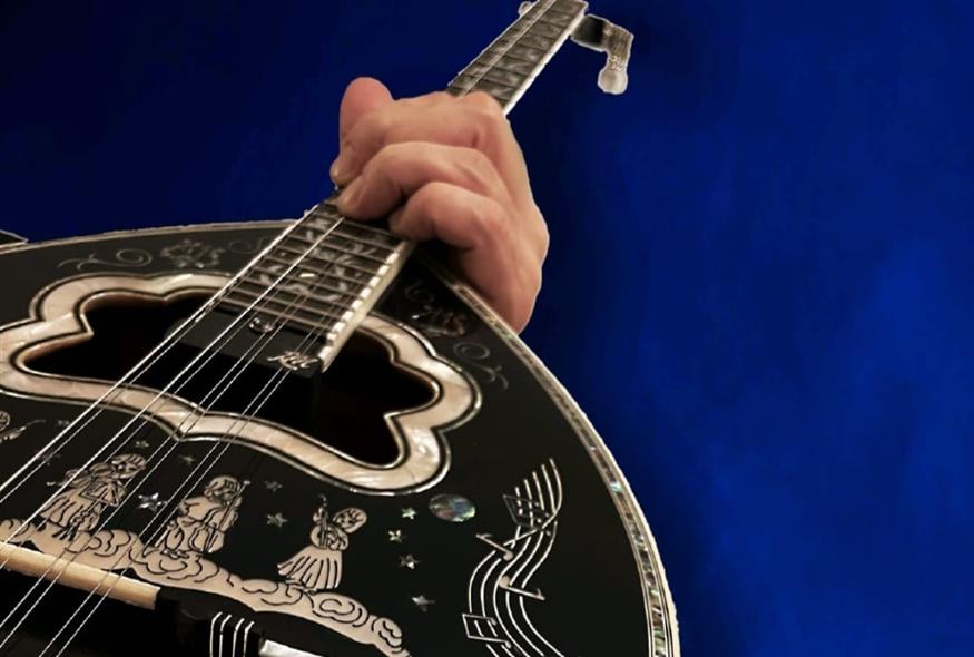 BuzukIST: Ο Ανδρέας Σαραντίδης μετατρέπει τις χορδές σε λέξεις και ενώνει Ελλάδα και Τουρκία