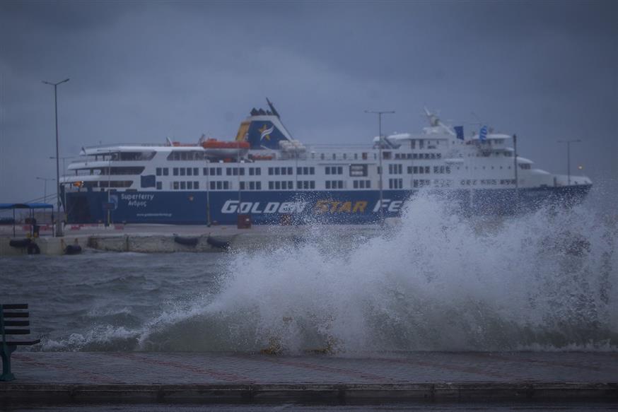 Ισχυροί άνεμοι στο λιμάνι του Πειραιά (Eurokinissi)