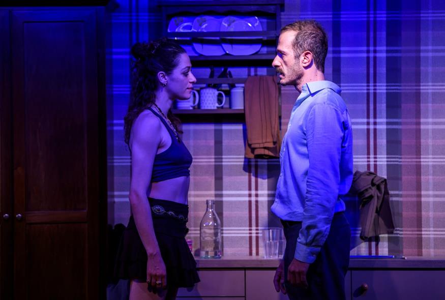 Το έργο «Στην Εξοχή» του Βρετανού συγγραφέα Martin Crimp, παρουσιάζεται σε σκηνοθεσία της Αικατερίνης Παπαγεωργίου, στο θέατρο Αποθήκη με τους: Μιχάλη Βαλάσογλου, Κίττυ Παϊταζόγλου και Μαρία Κυρώζη (Copyright: Ελίνα Γιουνανλή)