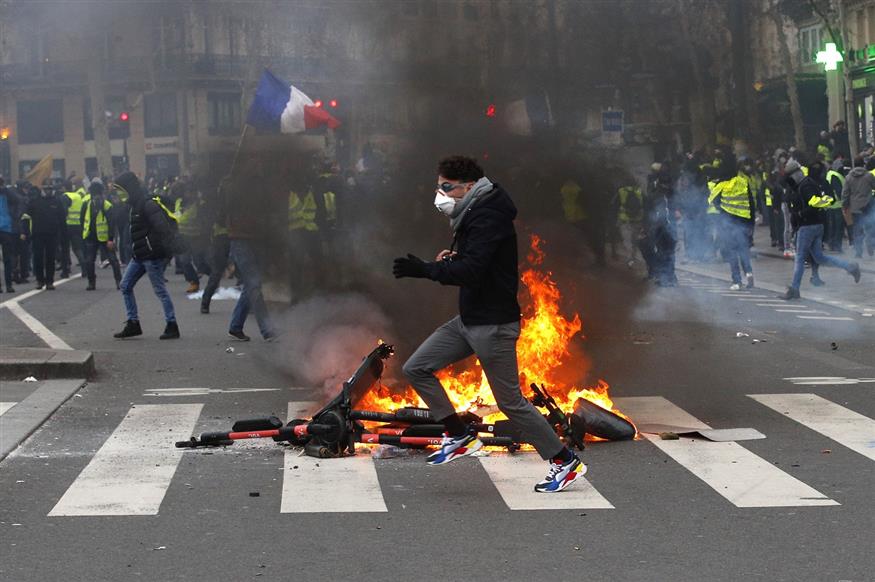 Στιγμιότυπο από τα επεισόδια στο Παρίσι (AP Photo/Francois Mori)