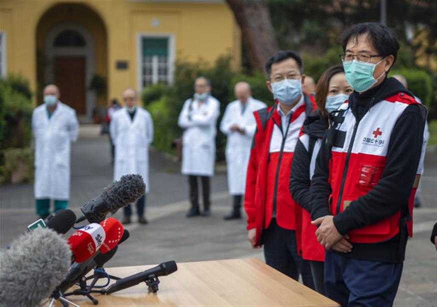 Κινέζοι γιατροί στην Ιταλία/(AP Photo/Domenico Stinellis)