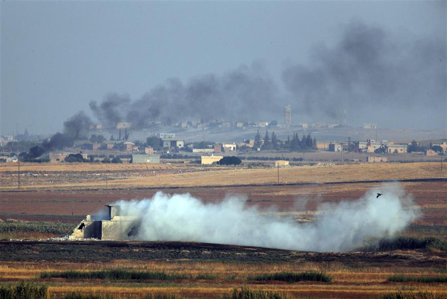 Ο τουρκικός στρατός βομβαρδίζει το συριακό έδαφος (AP Photo/Lefteris Pitarakis)