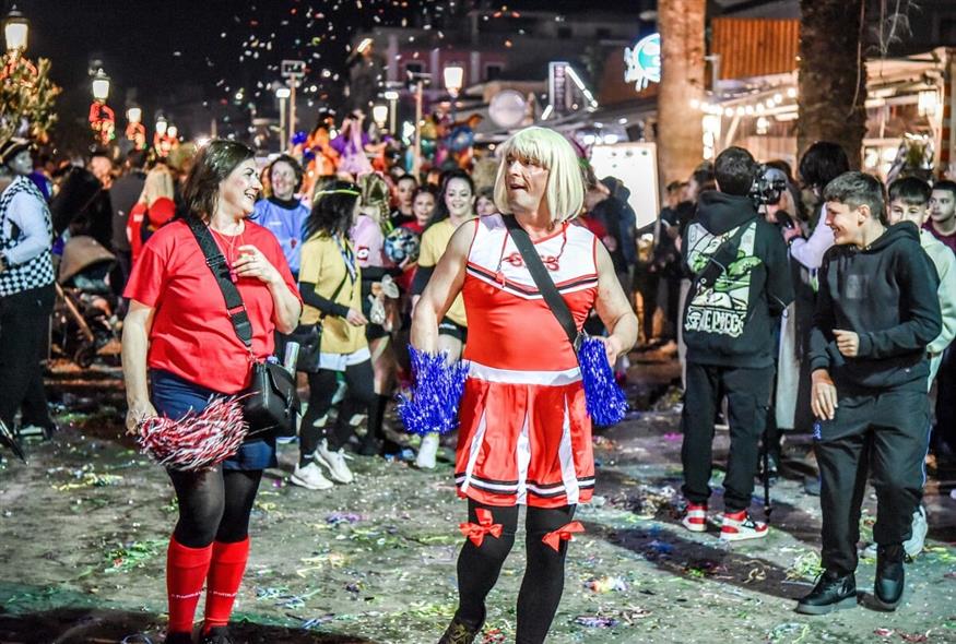 Γυναικεία υπόθεση: Εντυπωσιακό και φέτος το ιδιαίτερο καρναβάλι της Πρέβεζας - Εικόνες γεμάτες χρώμα και κέφι